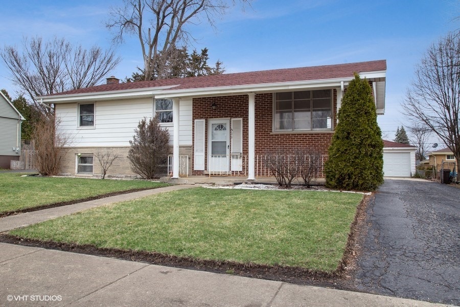 Nice 3 Bedroom, 1.5 Bathroom Wood Dale Split-Level Home - $225,000 (SOLD) 1 511 Forest Preserve Drive, Wood Dale, IL 60191 exterior