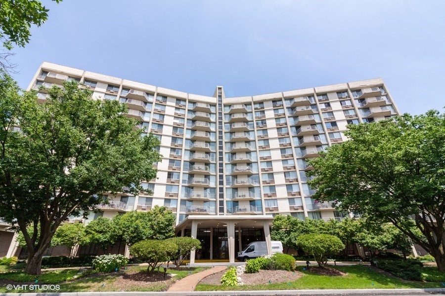 Bright & Spacious 2 Bedroom, 2 Bathroom Luxury Oak Brook Condo - $160,000 (SOLD) 1 20 N Tower Rd Unit 10G