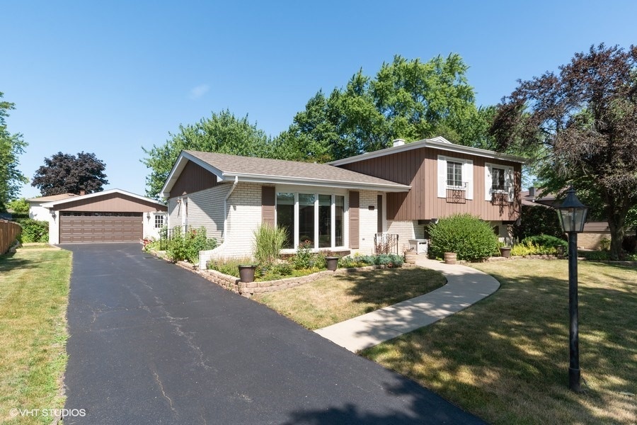 Spacious 3 Bedroom, 2 Bathroom Addison Tri-Level - $295,000 (SOLD) 1 814 Kings Point