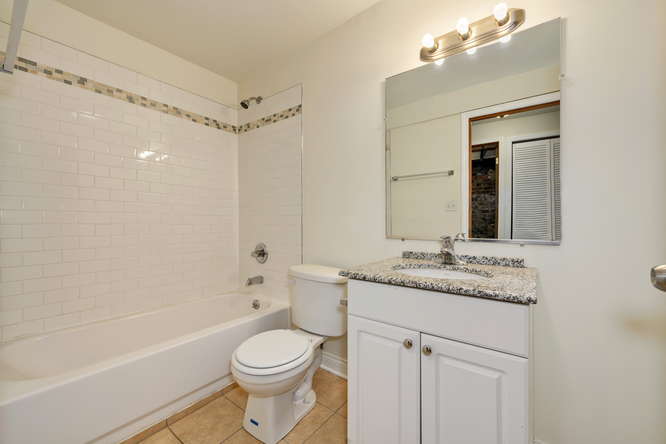 264 N Sacramento Blvd Chicago bathroom unit 1 264 N Sacramento Blvd Chicago bathroom 2 unit 1