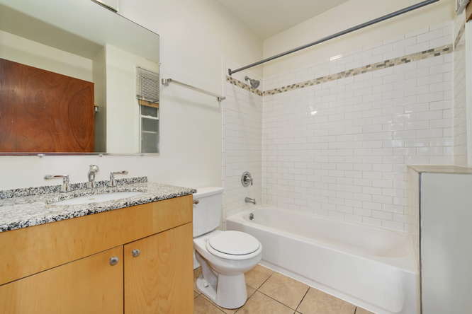 264 N Sacramento Blvd Chicago bathroom unit 1 264 N Sacramento Blvd Chicago bathroom unit 1