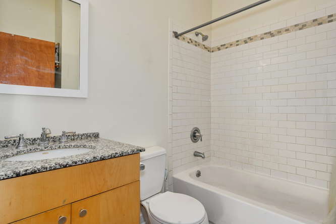 264 N Sacramento Blvd Chicago bathroom unit 2 264 N Sacramento Blvd Chicago bathroom unit 2
