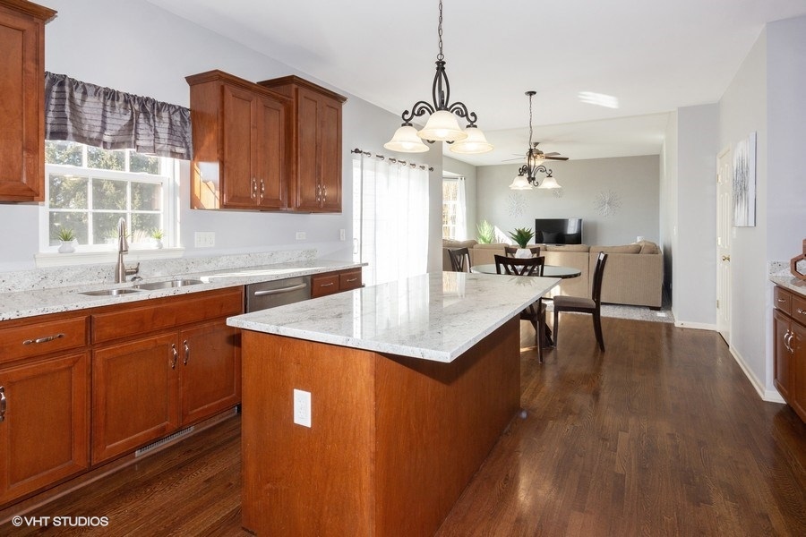 Bright & Spacious 5 Bedroom, 2.5 Bathroom Plainfield Home - $319,999 (SOLD) 6 18 26925AshgateCrossing 94 FamilyRoomKitchen LowRes