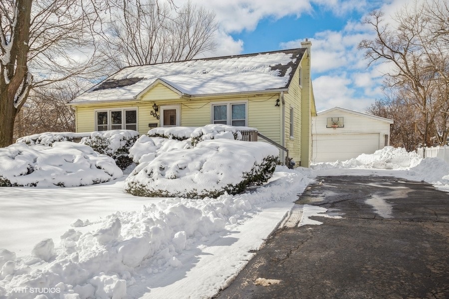 Bright and Cozy 2 Bedroom, 1 Bathroom Addison Bungalow - $215,000 (SOLD) 1 506 Lincoln