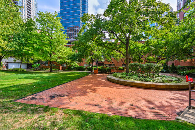 Completely Updated Corner Unit Townhome In Dearborn Park - $619,000 21 1001 S Plymouth Ct Unit D, Chicago, IL 60605 courtyard