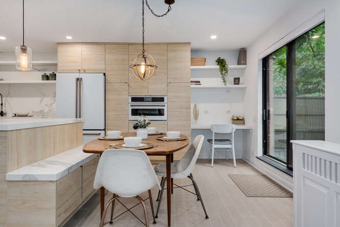 Completely Updated Corner Unit Townhome In Dearborn Park - $619,000 7 1001 S Plymouth Ct Unit D, Chicago, IL 60605 kitchen