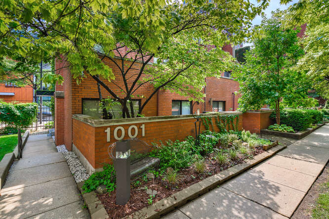 Completely Updated Corner Unit Townhome In Dearborn Park - $619,000 2 1001 S Plymouth Ct Unit D, Chicago, IL 60605 exterior