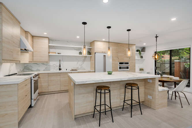 Completely Updated Corner Unit Townhome In Dearborn Park - $619,000 9 1001 S Plymouth Ct Unit D, Chicago, IL 60605 kitchen