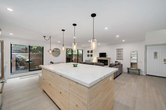 Completely Updated Corner Unit Townhome In Dearborn Park - $619,000 10 1001 S Plymouth Ct Unit D, Chicago, IL 60605 kitchen