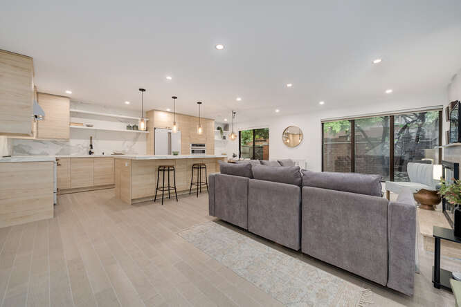 Completely Updated Corner Unit Townhome In Dearborn Park - $619,000 3 1001 S Plymouth Ct Unit D, Chicago, IL 60605 living room