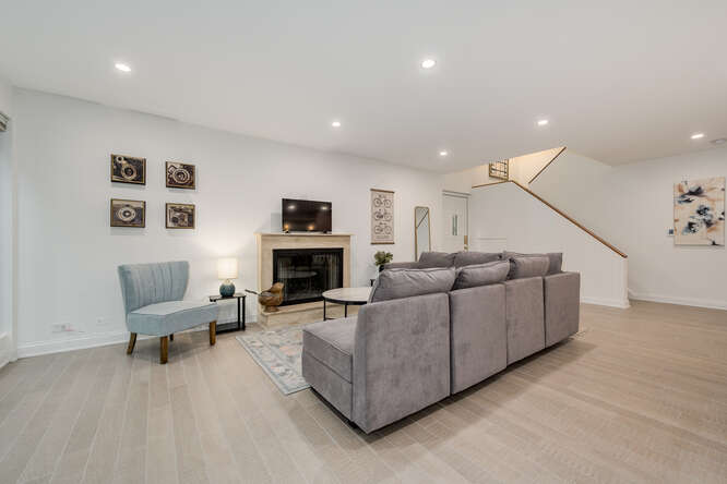 Completely Updated Corner Unit Townhome In Dearborn Park - $619,000 5 1001 S Plymouth Ct Unit D, Chicago, IL 60605 living room