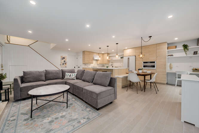 Completely Updated Corner Unit Townhome In Dearborn Park - $619,000 6 1001 S Plymouth Ct Unit D, Chicago, IL 60605 living room