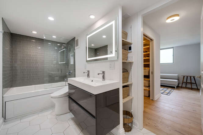 Completely Updated Corner Unit Townhome In Dearborn Park - $619,000 19 1001 S Plymouth Ct Unit D, Chicago, IL 60605 bathroom