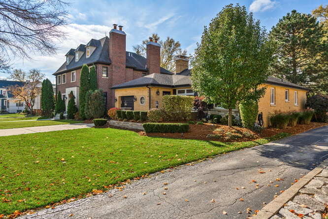 All Brick Architectural Gem With 3 Bedrooms In Western Springs - Sold: $691,828 21 3916 Howard Ave, Western Springs, IL 60558 exterior