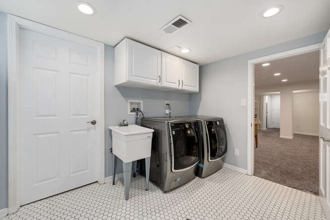 All Brick Architectural Gem With 3 Bedrooms In Western Springs - Sold: $691,828 22 3916 Howard Ave, Western Springs, IL 60558 laundry room