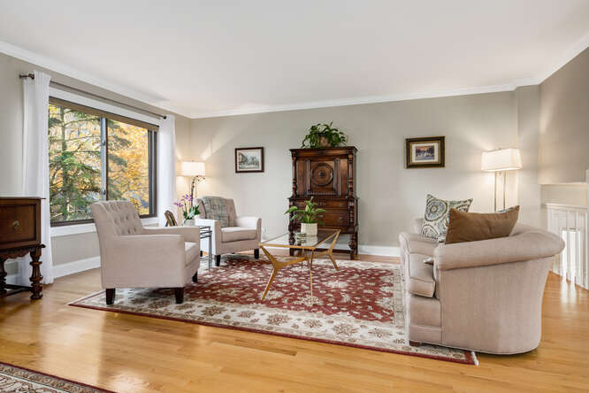 Impeccably Maintained, Rarely Available End Unit Townhome At Lake Hinsdale Village In Willowbrook - $480,000 (SOLD) 3 67 Portwine living room